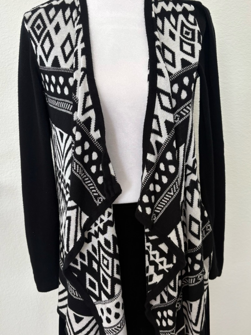 Faded Glory Black & White Geometric Open-Front Cardigan